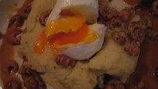 Karnemelkstampers, crevettes grises de la mèr du Nord, beurre noisette, œuf mollet et sauce de crevettes