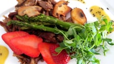 Salade tiède de confit de joues de porc