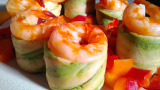 Rouleaux de poivrons, gambas et guacamol