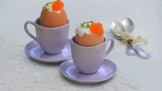 Œuf mollet, caviar rouge et pistaches grillées