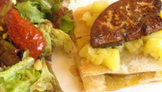 Mille-feuilles de feuilles de foie gras et de pommes