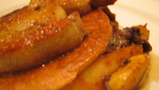 Escalope de foie gras cru sur feuilleté et pommes rôties au miel