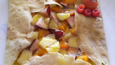 Crêpe aux fruits frais et au caramel de cidre