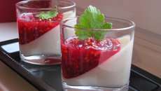 Panna cotta à la vanille et sa compotée de fruits rouges