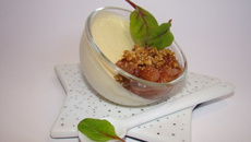 Panna cotta au foie gras, compotée de poire et figue au porto rouge, emietté de crumble au pain d'épices