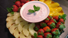 Fruits frais et dip à la framboise