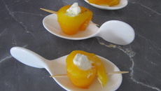 Petits poivrons jaunes farcis au fromage