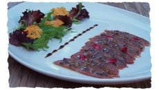 Carpaccio de magret de canard à la moutarde au moût de raisin