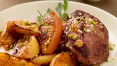 Joues de porc et pommes aux mendiants