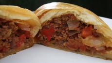Chaussons aux poivrons rouges au bœuf haché