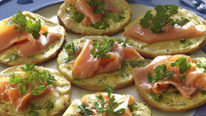 Galettes à la brousse gratinées au saumon fumé