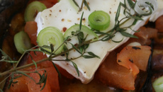 Papillotte d'aubergine, tomate, chèvre, miel et thym