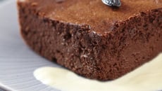 Gâteau au chocolat, crème anglaise à la fève Tonka