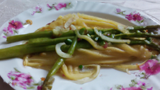Spaghetti à la compotée d'oignons et asperges