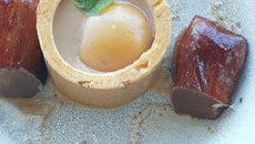 Foie gras servi sur œufs cocotte