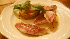 Filets de rouget poêlés, quinoa aux poivrons et pesto, jus de volaille au basilic