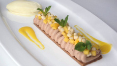 Mangue du Pérou, sablé compressé praliné, fine mousse au chocolat au lait Tanariva, dés de mangue et banane