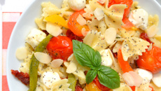 Salade de farfalles au pesto (tomates cerise et poivrons rôtis, tomates séchées et mozzarella)
