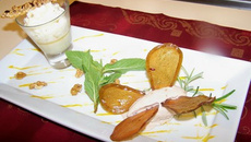 Crème brûlée au Roquefort, mousseux de poires, comme un papillon, la glace noisette et croustilles de poires