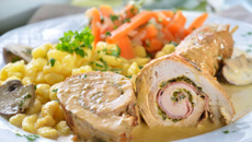 Roulés de poulet aux poireaux, jambon et petits légumes