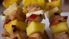 Brochette de porc, ananas et pomme