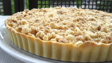 Tarte à la rhubarbe, à la crème anglaise et au crumble