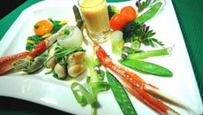 Légumes primeurs, huile de carapaces, langoustine royale, joues de raies caramélisées et jaune doux en écume de rouille