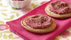 Blinis au sarrasin, crème de thon à la betterave