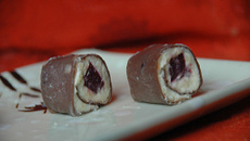 Makis cacaotés à la mousse de lemon curd, gelée de cassis