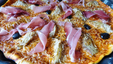 Pizza artichaut et jambon speck à l'emmental