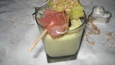 Smoothie courgette-chèvre, sucette chlorophylle au sésame et jambon de parme