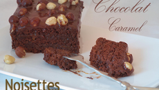 Gâteau choco-caramel au beure salé nappé lait et noisettes
