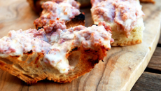 Crostini à la saucisse et au stracchino - David Rocco, La Dolce Vita - Le Festin
