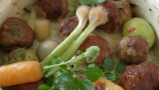 Crépinette de paleron, légumes printanier en pot au feu, copeaux de truffes