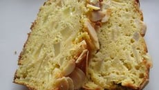 Une légère tronche de cake aux pommes et amandes