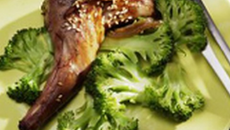 Gigollette de lapin laquée aux brocolis et oignons au sésame