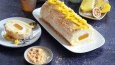 Bûche aux fruits exotiques et à la noix de coco