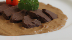 Filet d'autruche au cacao, purée oubliée