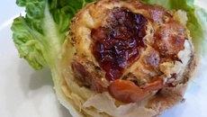 Petits flans de tomates cerises, au tartare ail et fines herbes