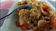 Tian d'abricots aux amandes et pignons