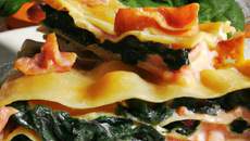 Lasagnes au saumon, pancetta et épinards