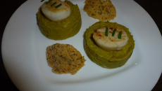 Purée de petits pois à la menthe , noix de Saint-Jacques et tuiles de parmesan