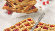 Gaufres légères à la confiture de fraises et groseilles maison
