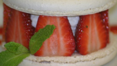 Macarons à l"amande fourrés aux fraises du Périgord