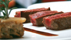 Filet de bœuf de Bazas et gâteau de céleri aux champignons