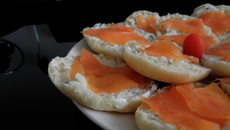 Mini faluches au saumon fumé, sauce fromage blanc