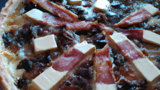 Tarte aux lardons, pruneaux et roquefort