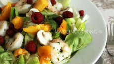 Salade de crevettes, framboises et nectarine