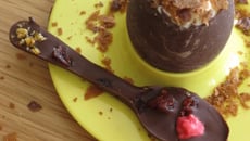 Œuf à la coque en chocolat et sa mousse de chocolat blanc-éclat de crêpe dentelle et sa cuillère chocolat noir, cranberries, nougatine et pralines roses