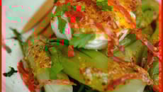 Salade tiède de chicorée Catalogne, œuf poché au piment d'Espelette et chorizo